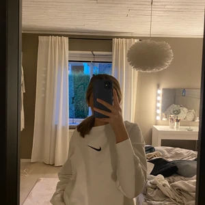 Nike sweatshirt  - Säljer denna vita sweatshirt från Nike då den inte kommer till användning längre. Nästan aldrig använd så fortfarande i bra skick! 🤍