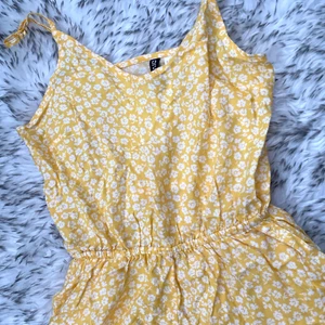 Playsuit - Ny playsuit från H&M, stl 34. Nypris 149:-. 65:-💛