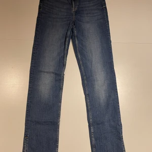 Zara jeans med slits, 42  - Dessa jeans är stretchiga. Jag har storlek 38 egentligen men de passade bra ändå. Lite stora i midjan dock. Det är en slits vid fötterna. 