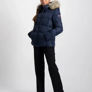 Tommy Hilfiger jacka  - Säljer min Tommy Hilfiger jacka som är använd en vinter och därmed i fint skick, inga slitningar hål osv. Jackan är i storlek 164 men passar mig bra som brukar har XS. Köpt på Kidsbrandstore för 2200kr. Om du vill ha fler bilder eller några frågor så får du gärna höra av dig!