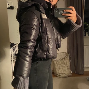 Svart vinterjacka från Bershka  - Säljer min svarta vinterjacka från bershka, då den inte har kommit till någon användning 