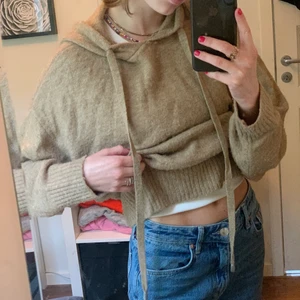 Stickad hoodie  - Säljer en brun stickad hoodie som är superskön och gosig i bra skick! Storlek S från hm🤎🤎