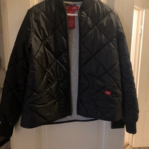 Tunn, varm jacka  - Tunn men varm jacka från Dickies, fodrad med jerseytyg, mysig! Nyskick, använd sparsamt 