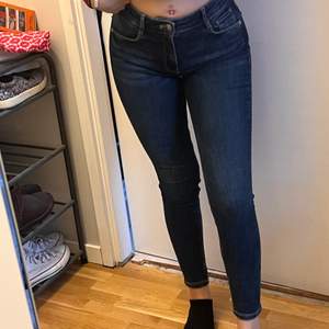Blåa skinny jeans från zara i storlek 34. Knappt använda så väldigt bra skick. Köparen står för frakten och priset kan diskuteras!💜nypris 399kr