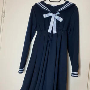 Sailor klänning - Klänning köpt på kawaii. Knappt använd. Tjockt nästan hoodie tyg.Gott skick. Strl M men liten i strl skulle säga den passar S bättre. Kan mötas upp i Sthlm. Köpare står för frakt. Tar endast swish!
