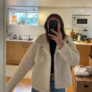 Fluffig jacka  - Superfin fluffig jacka från GinaTricot i storlek M!🤎 Knappt använd! 120kr + frakt