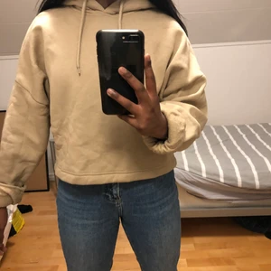 Hoodie - Kroppad beige hoodie