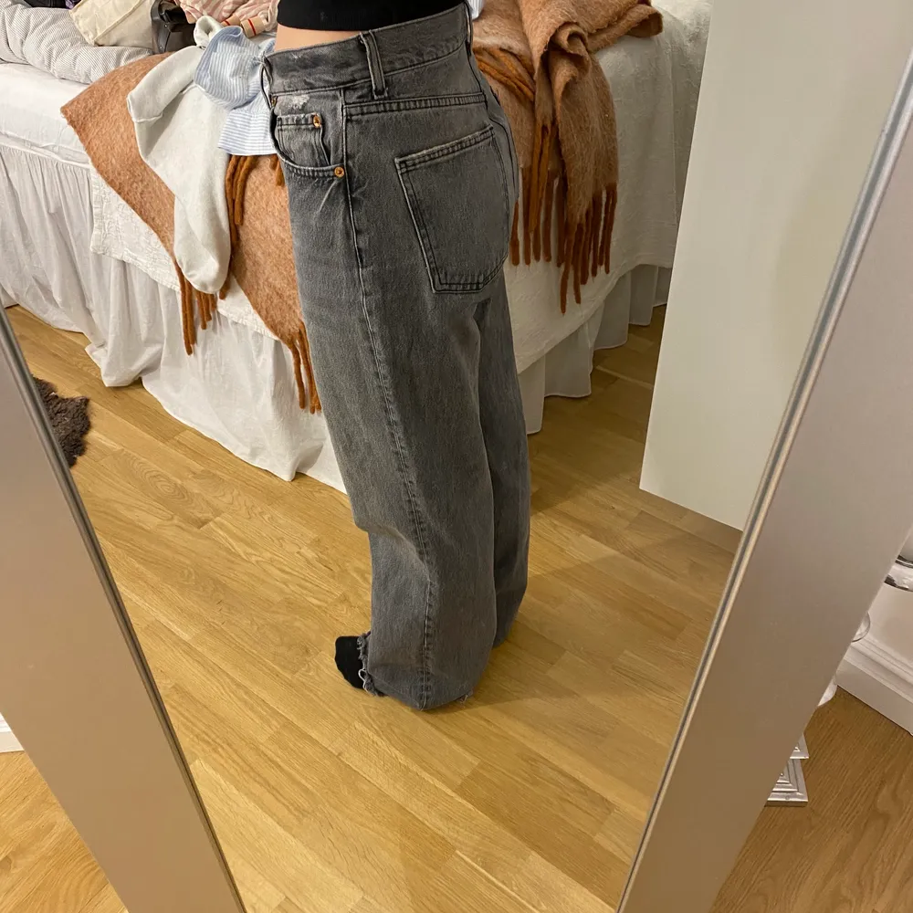 Jeans från Zara, storlek 42. Säljer pga för stora och långa. Fint skick, knappt använda!. Jeans & Byxor.