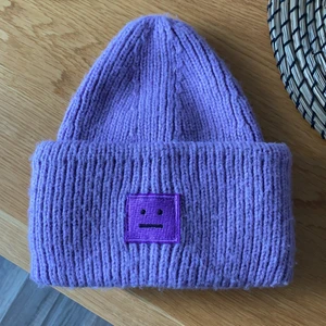 Acnemössa - Säljer min fina Acnemössa som är köpt här på plick💜 Äkta! Bild två visar bättre hur färgen är☺️ kan skicka fler bilder! Nypris: ca 1200kr. Kan mötas upp eller posta. Frakt ingår i priset💕💕