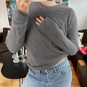 Grå Cashmeretröja  - Grå tröja i cashmere-mix från H&M man. Skick: använd Storlek: S. Jag är en 36/38 och är 167cm. 🥰