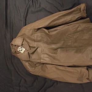 Äkta skinn jacka - Väldigt gammaldags jacka men använt ett par gånger. Inte är förstörs med jackan. Storlek d men funkar på M