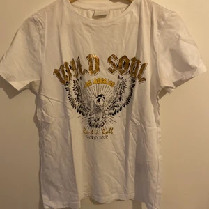 T-shirt med tryck - Säljer en vit T-shirt med tryck. Stl s från vila. Använd ett par gånger. 🤎