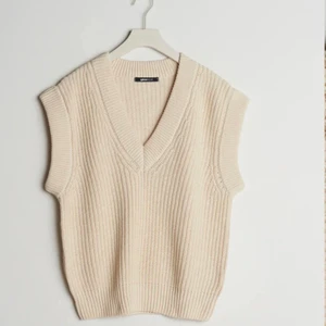 Beige väst - Stickad beige väst från Gina Tricot. Använt sparsamt så väldigt fint skick. Köpt för 300kr, skriv för fler bilder💓