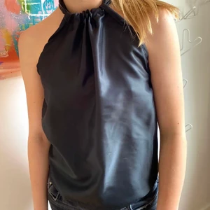 Blus - säljer en fin blus dom är öppen i ryggen, knyts runt halsen ! felfri 