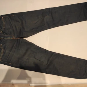 NYA LEVI PREMIUM JEANS 511 STORLEK 28/32 - Använda 2 gånger, tvättad en gång. Helt nytt skick Inköpta för 1200kr Säljes pga för litrn