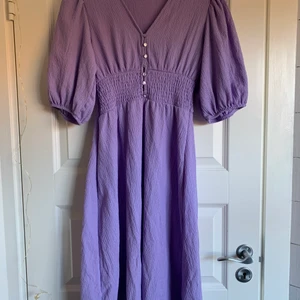 Söt lila klänning från Monki - Klänning från monki köpt förra året, har haft på mig den en gång och säljer nu för att jag har färgat håret och stör mig på färgkombon haha. Bra skick men behövde fixa två av knapparna (bild 3), syns inte från utsidan dock :) Frakt 45-62 kr, osäker på om den får plats i S-kuvertet! Pris kan diskuteras 