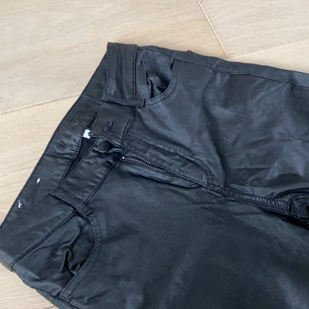 Supersnygga svarta skinnbyxor som tyvärr inte passar längre. Inte använda så jättemycket. . Jeans & Byxor.