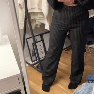 Randiga byxor  - Ett par randiga byxor köpta från Zalando som endast har blivit använda en gång. Storlek 40. 