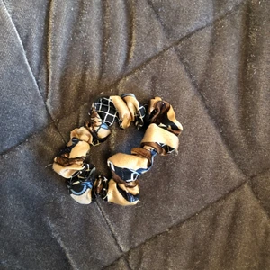 Mönstrad shrunchie  - Mönstrad shrunchie från Lindex. Aldrig använd! Köpt för över 1 år sedan.