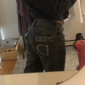 Dolce&gabbana jeans - Säljer mina dolce Gabbana jeans som är köpta secondhand. Köpte dem förra året och har varit favoriter, men har nu tyvärr växt ur dem (därav inga bilder på). Med tanke på priset när jag köpte de så är dem antagligen äkta och dem känns även äkta😌 