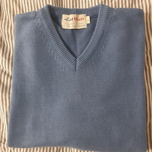 Blå vintage väst - Pappa har rensat garderoben så jag hjälper att sälja denna fina väst som blivit väldigt trendigt. Skicket är som nytt. Skriv om du är intresserad 💞 funkar till både tjej och kille och kan även ha som oversized om du har en mindre storlek 