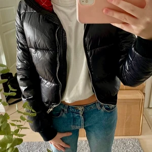  Glansig jacka med en detalj vid kragen - Säljer en så snygg glansig jacka med ett rött rutigt mönster som detalj i kragen💖 jackan är till midjan. Nypris: 799kr