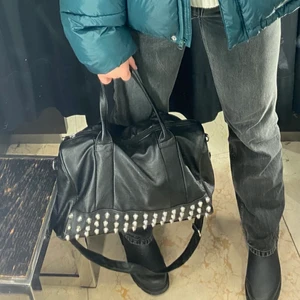 Väska med nitar - Så sjukt cool svart väska med nitar💕 I superfint skick med endast några små tecken på användning som knappt syns. Perfekt storlek och väldigt rymlig, kan mäta om det önskas💗 Köparen står för frakt🌟 köp direkt för 500!!💗