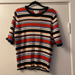 Randig T-shirt  - Jättefin randig T-shirt från Lindex. Lite stretchig i materialet. Helt oanvänd lapp kvar. Frakt tillkommer. Sitter mer som en M