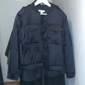H&M bomberjacka  - Svart jacka i satin med foder säljes. 