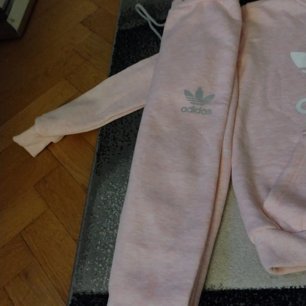 Rosa adidas mjukis set rosa hoddie med matshande mjukis byxor. Detta sättet passar till allt skola,ute hemma skönt,mjukt och fint.... Det är helt nytt med pris lapp och allt köpte denna men den pasade inte och det fanns inget öppet köp därför säljer jag det helt nytt.  Jag köpte det för 699kr hela setet. Mitt pris 400kr👍 skriv till mig om ni är intresserade ha en fortsatt trevlig dag 💖💖😊😊. Hoodies.