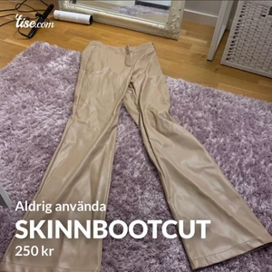 Skinn bootcut byxor - Säljer för kommer ej till användning och aldrig använt dom. 