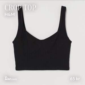 En söt crop top från H&M i storlek XXL (2xl) i ett väldigt stretchigt ribbat tyg. Den är enbart provad så aldrig använd å alla lappar sitter kvar. Vid snabba affär så kan det bli billigare.