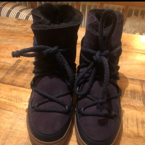 Inuikii skor - Säljer mina super fina mörkblåa helt oanvända inuikii skor då dom är lite förstora på mig som bär storlek 39! Skulle säga att dom passar storlek 40/41 då dom är små i storleken ! Kontakta vid mer frågor !🥰