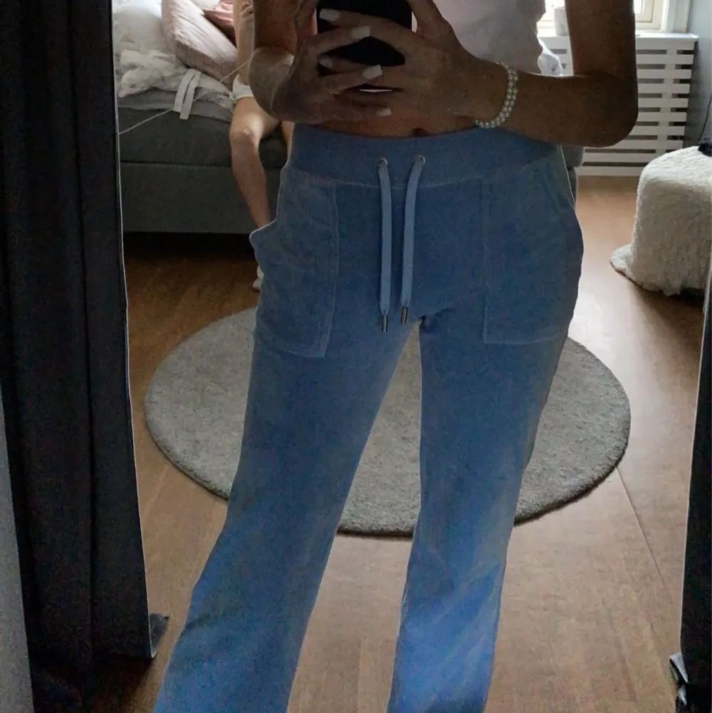 Bacis byxor, blåa med fickor där bak, själv är jag 168 och xs passar skit bra, andvänt 2 ggr och tvättats en gång❤️. Jeans & Byxor.