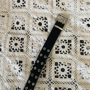 coolt bälte - ett coolt bälte jag köpte för ett tag sen. Det har sammets textur på utsidan. Aldrig använt!