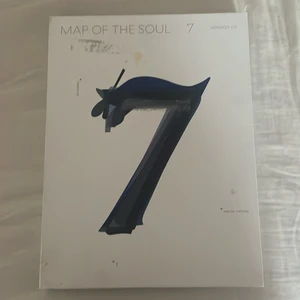 Map of the soul 7 bts album  - Jag säljer ett BTS album då jag inte har någon användning för den längre. ”Lådan” har märken på sig och är inte i det bästa skicket därför säljer jag den billigt. J hope photo card och allt annat ingår också! Då allting ingår så får köparen stå för frakt annars kan vi mötas upp i Stockholm! :)