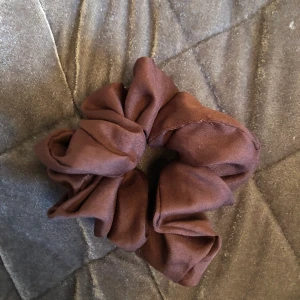 Brun shrunchie  - Brun shrunchie från en loppis! Köpte för 1,5 år sedan! Använd typ 5 ggr <33