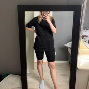 Svart set  - Lång/oversized t-shirt med tillhörande cykelbyxor/shorts. Helsvart. Aldrig använda, prislapp kvar 🤍 S/M