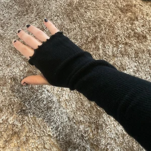 Svarta arm-värmare - Ett par oanvända jättemysiga arm-värmare! Säljer de pga dubbletter. Skriv för fler bilder eller om du har frågor! :)