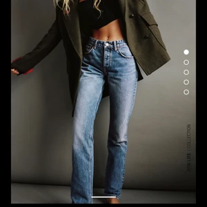 Zara straight jeans  - Säljer mina blå, raka jeans från zara med medelhög midja. I jättebra skick då jag knappt använt dem, skriv för fler bilder eller frågor!🥰