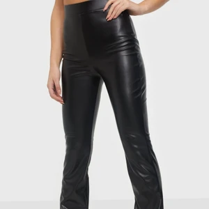 Skinnbyxa med slits, nakd - Plagget är i bra skick och jag säljer pågrund av att jag inte har fått användning av byxan. Det är en dragkedja på sidan. 