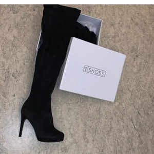 Overknee stövlar från Nelly  - Säljer dessa fina skor från Nelly, köpta här på plick med de var för små för mig så säljer de vidare. Använda endast en gång av förra ägaren och jag har bara testat dem så de är nästintill nya. Nypris 800 jag köpte de för 200 och säljer för 200 då jag inte använt dem alls