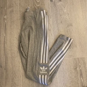 Adidas tights - Grå tights från Adidas i storlek 38. Fint skick. 