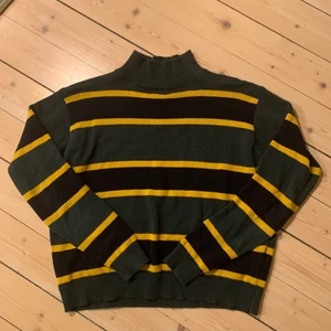 Randig tröja från Brandy Melville - Snygg polotröja från Brandy Melville. Köpt i London 2019. Ränderna är gröna, gula och extremt mörk marinblå. Säljer för att den inte kommer till användning