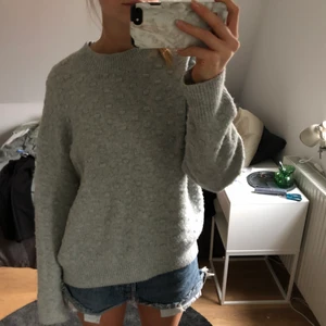 Stickad tröja HM - Suuupermysig grå/grön stickad tröja från HM!!