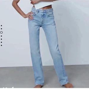 Zara mid rise straight jeans  - Kommer inte till andvänding av mig 💕☺️ frakten ingår inte i priset sickar spårbart ☺️, budgivning då de var flera intresserade 💕