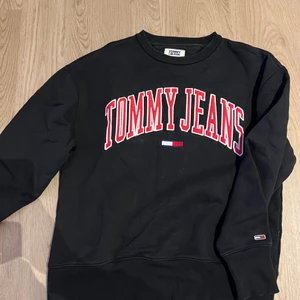 Tommy jeans tröja - Storlek her S, lite oversized. 