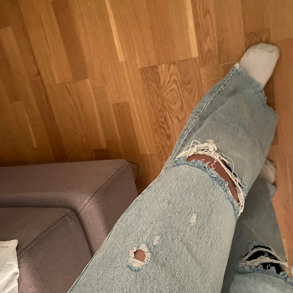 Zarajeans i storlek 42 som jag låtit en skräddare sy in så dom passar någon som har 38/40❤️‍🔥 skriv ett pm för fler bilder eller frågor, alla priser går oftast att diskutera vid snabbt köp💕. Jeans & Byxor.