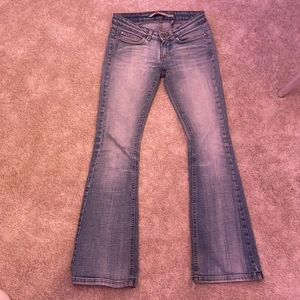 Lågmidjade only jeans - Sjukt snygga only jeans! Storlek 32/34 men skulle säga att de är i storlek xs-s. Går ner till marken på mig som är 162💗