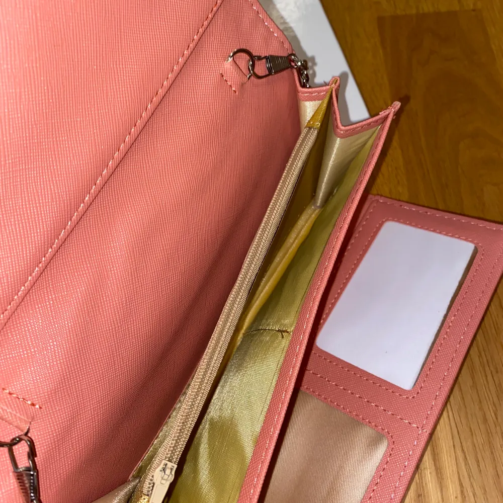 Inte äkta!! Fin väska i en härlig korall/rosa färg från Yves Saint Laurent🥰 250kr + frakt 66kr (spårbart)💞. Väskor.